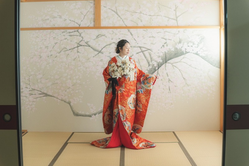 鮮やかな赤の色打掛で叶える、ウェディングフォト