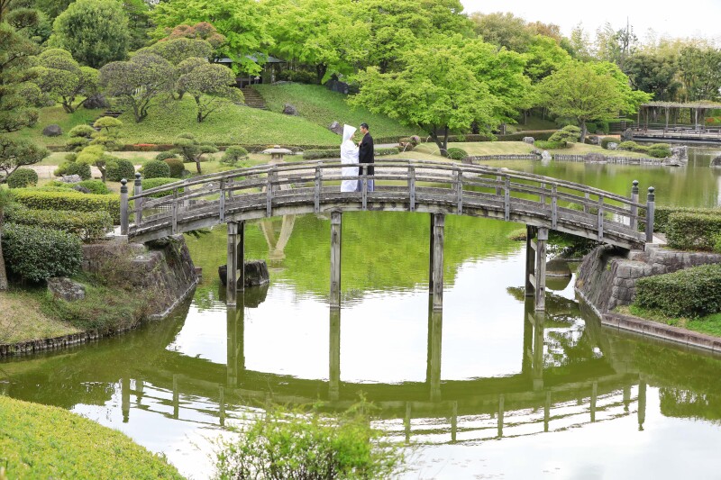 白無垢で庭園