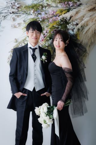 大人かっこいいブラックドレスで