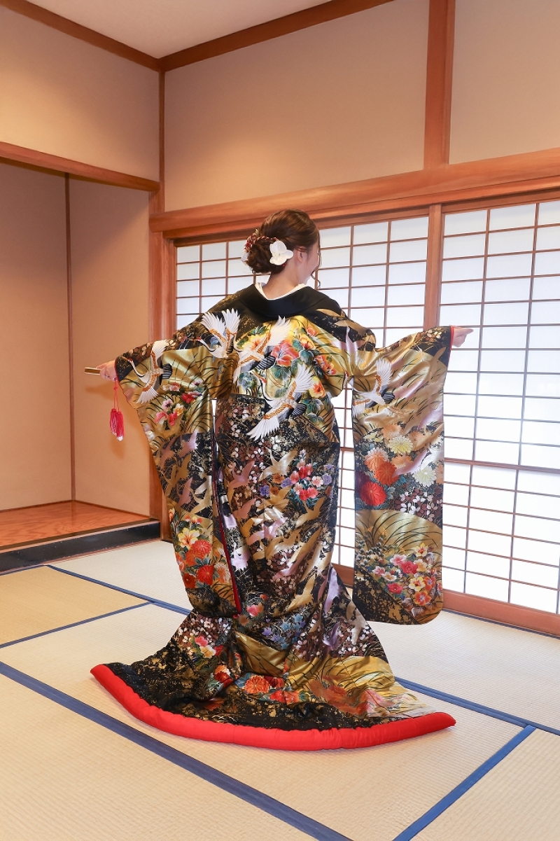 格式と豪華さを強調する黒引振袖☆彡