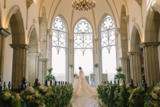 チャペルフォトに映える、運命の一着を