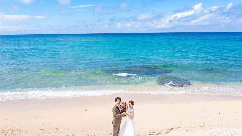 人目を気にせず、ふたりのペースで進められる♬秋の沖縄で貸切フォトウェディング