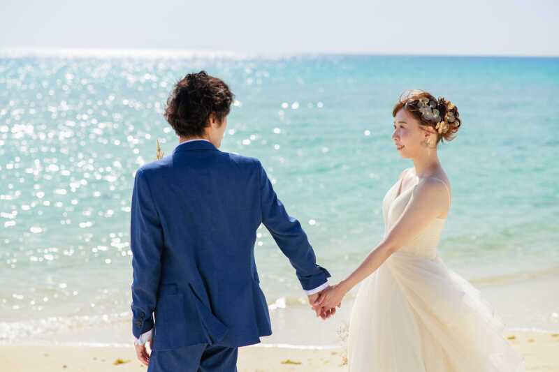 沖縄の海と、ふたりの笑顔(^-^)ビーチを歩くシーン