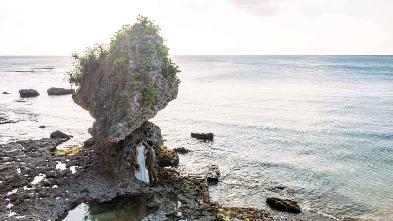 岩場・南国グリーン・エメラルドグリーンの海の三重奏