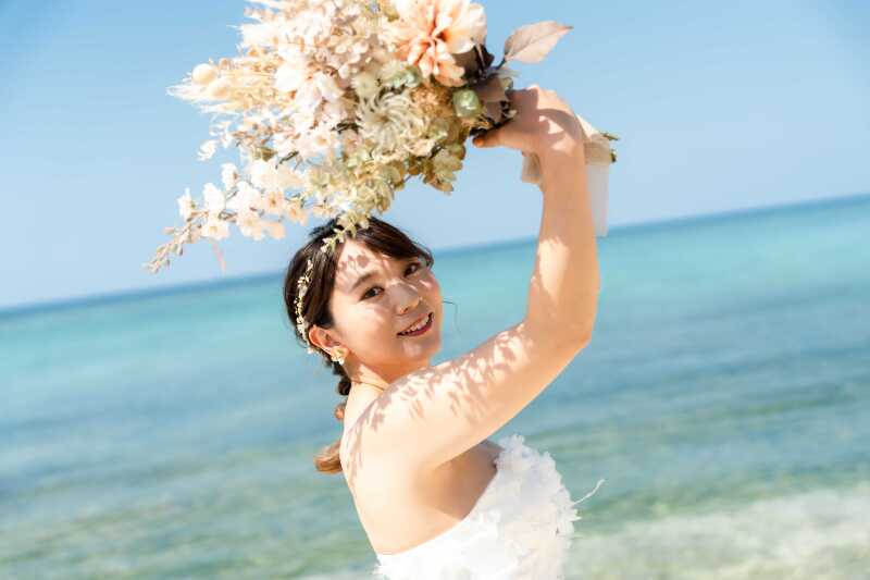 トレンドのブーケと一緒に新婦様のソロショット