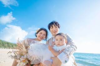 6月の沖縄、じつは穴場？雨の季節に映える“抜け感ドレス”とは