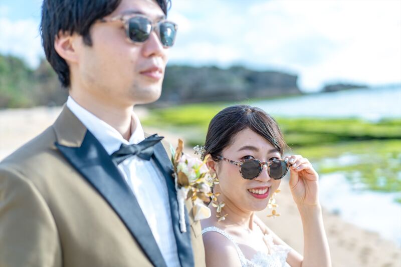 ビーチ+ウェディングドレス+サングラス♪