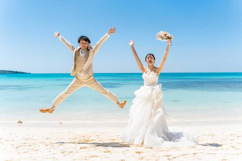 ウェディングドレスを着てジャンプ！こんな楽しい写真も撮ります(´∀｀)