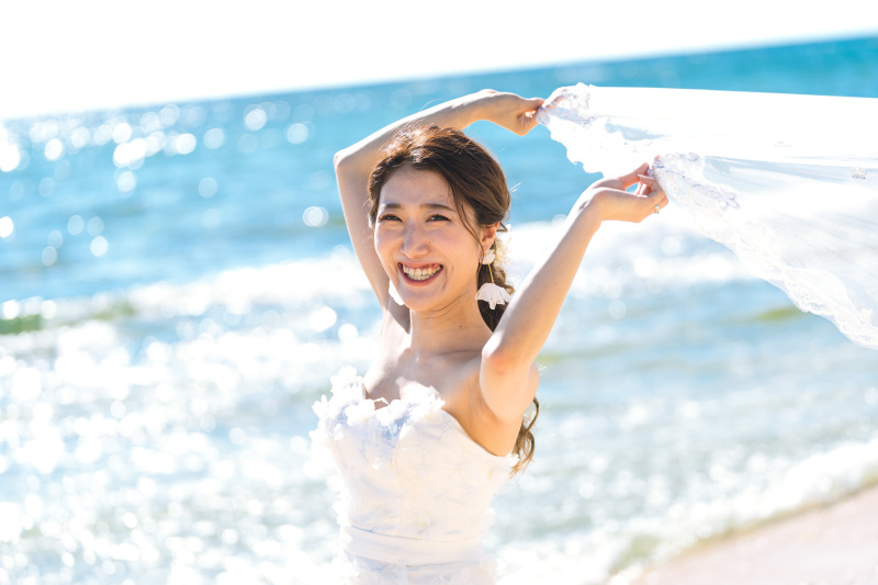 輝く海をバックに