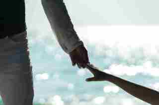 **「波の音に包まれて、銀鱗の美しい祝福を」**