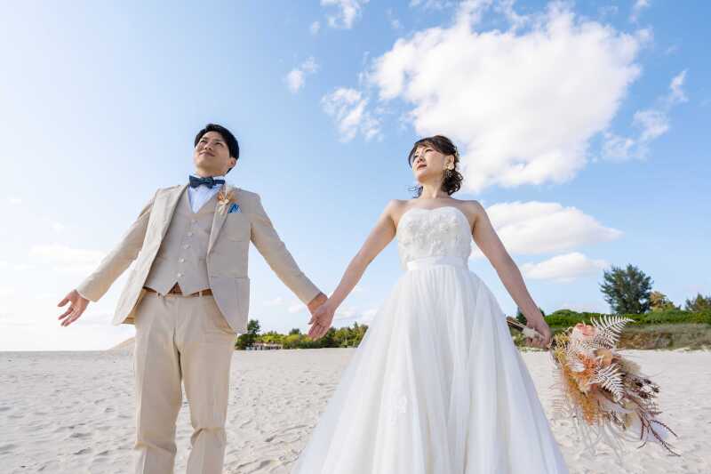 沖縄の海と、ふたりの笑顔(^-^)ビーチを歩くシーン