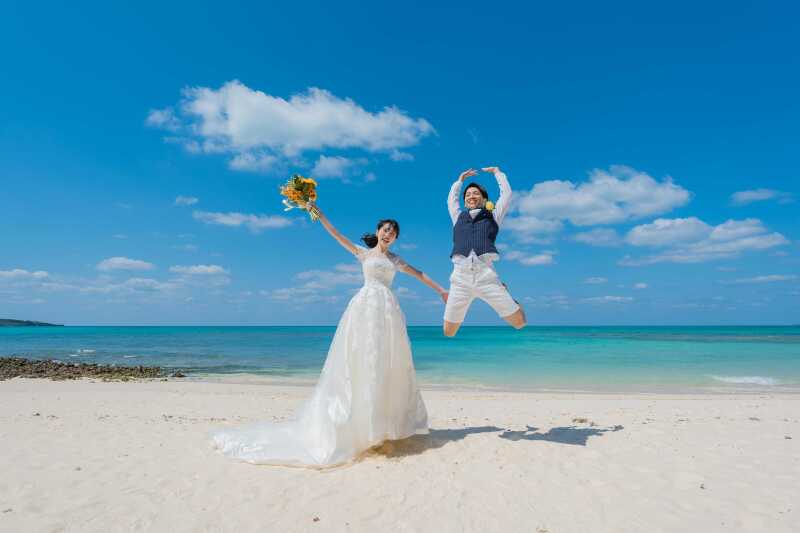 ウェディングドレスを着てジャンプ！こんな楽しい写真も撮ります(´∀｀)