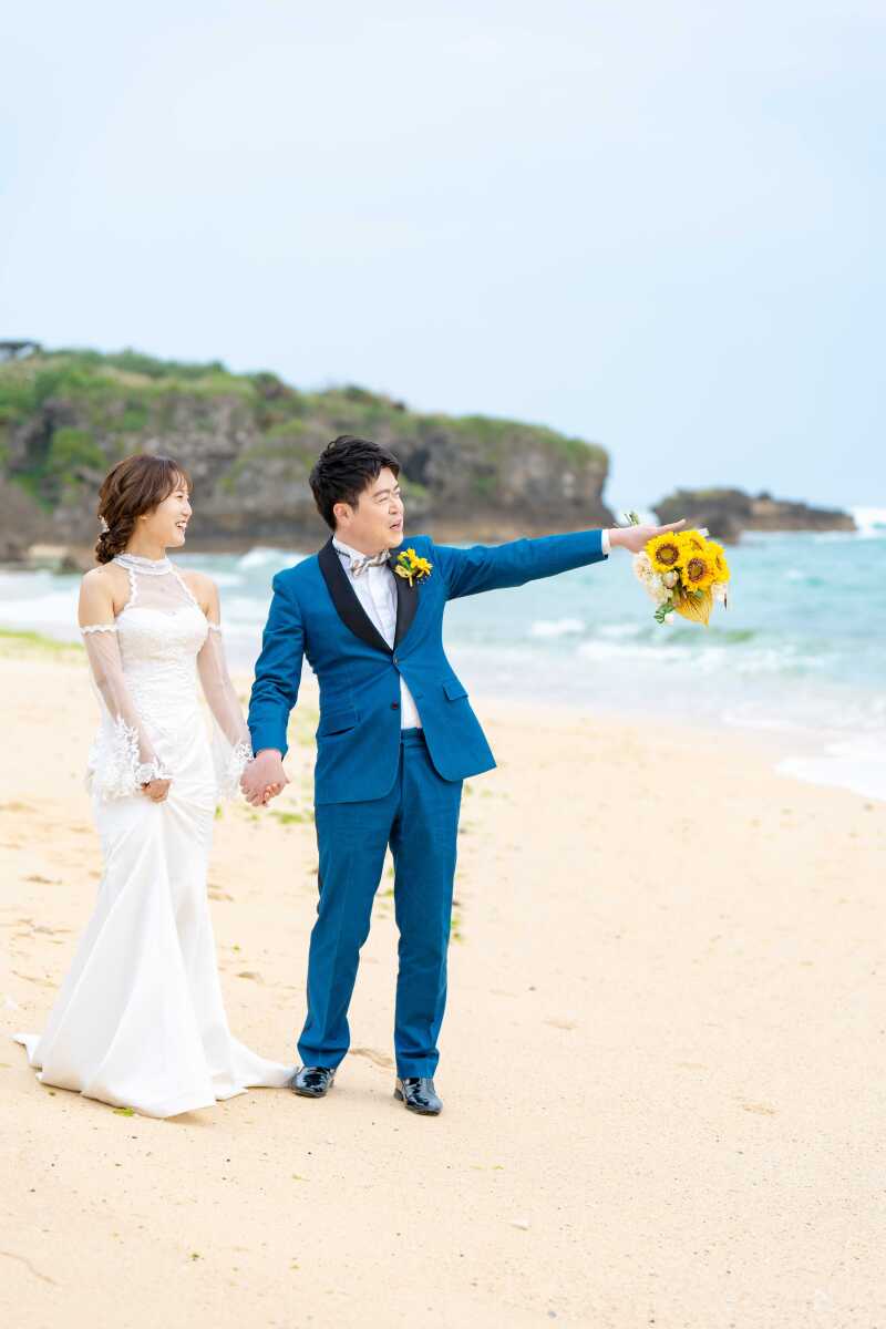 沖縄の海と、ふたりの笑顔(^-^)ビーチを歩くシーン