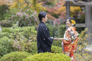 色づき始めた紅葉と、サザンカの花と