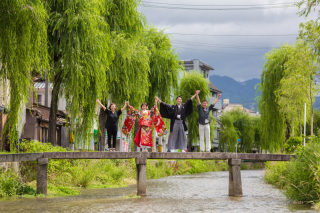 梅雨だからこそ！！柳が綺麗な一本橋
