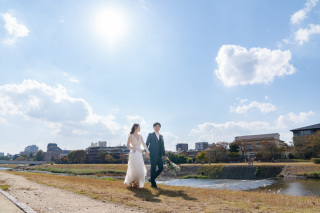 秋空と鴨川のコラボ