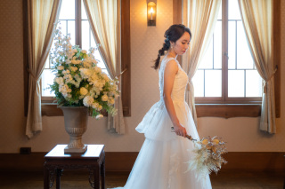 チャペルに映えるドレス