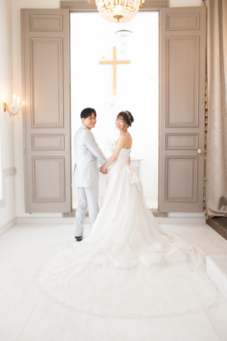 チャペルの前で素敵なWeddingPhoto♡