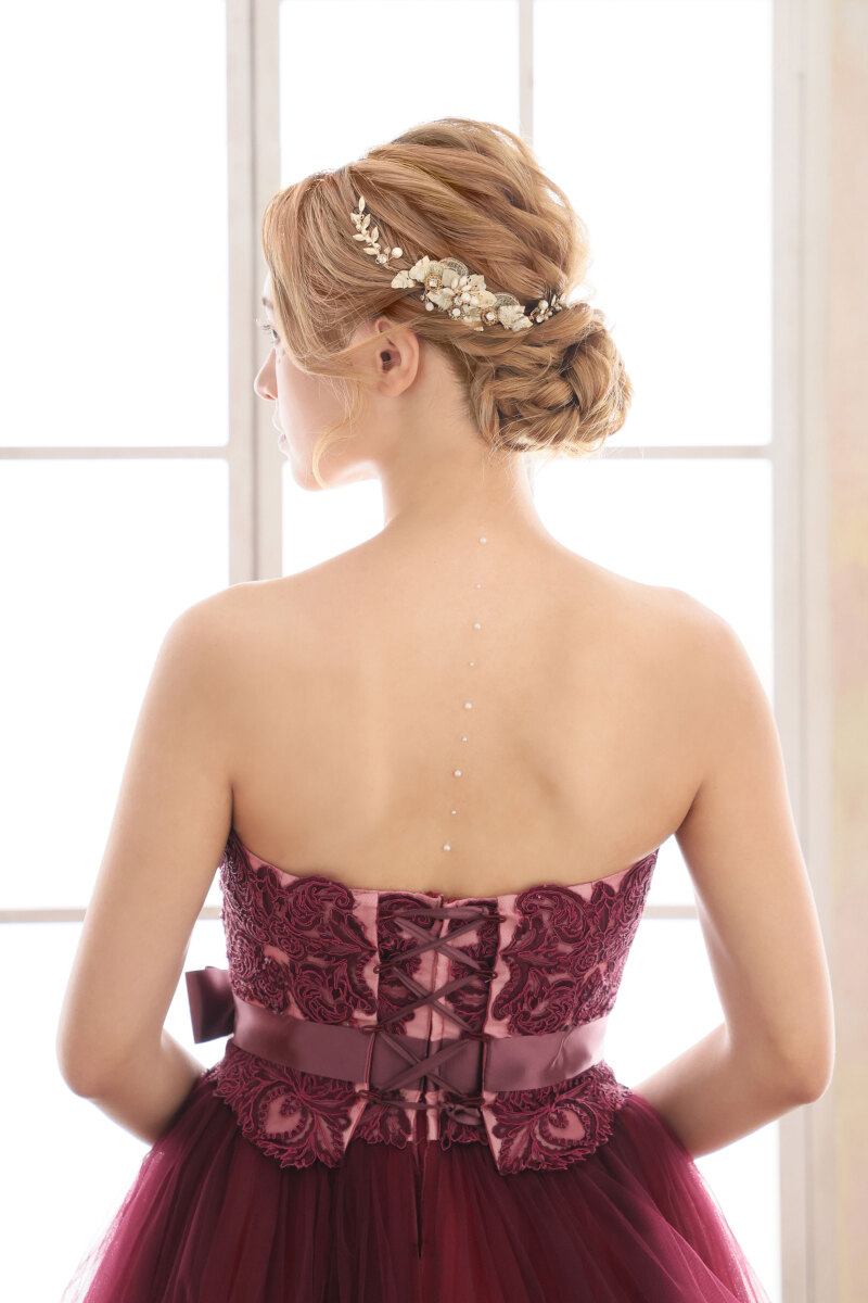 深みのレッドで魅せるオトナ花嫁スタイル