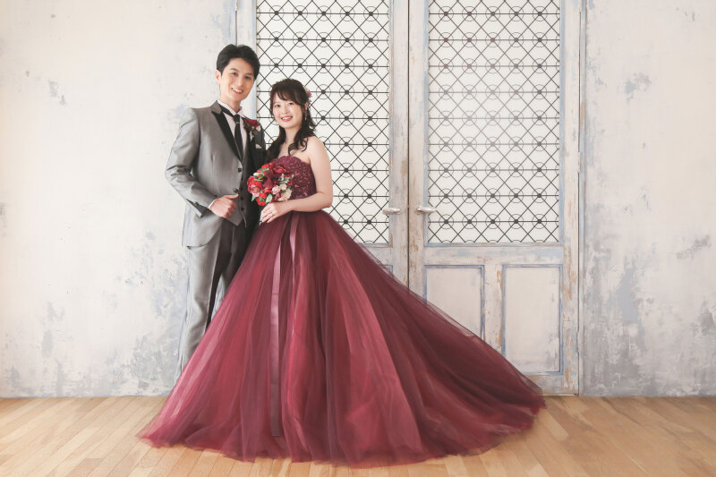 深みのレッドで魅せるオトナ花嫁スタイル