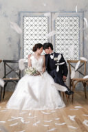 洋装と相性ばっちり！＜立川店の水色扉背景＞