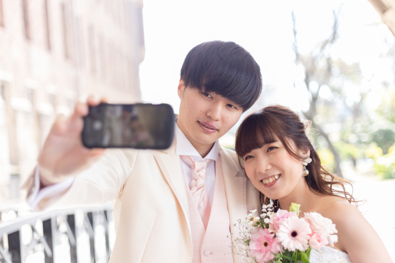 新婦様と同じくらい華やかに!白いタキシードのご紹介