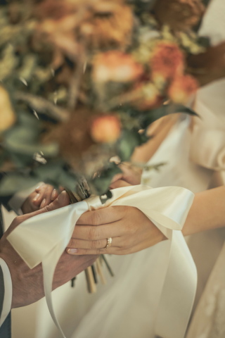 ブーケを持って華やかに