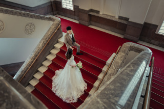 大階段で映画のワンシーンを