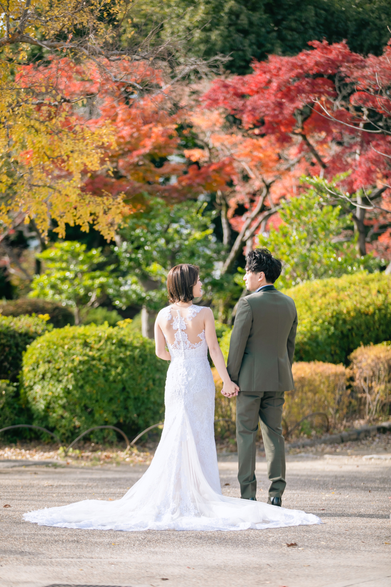 紅葉とおふたりの後ろ姿