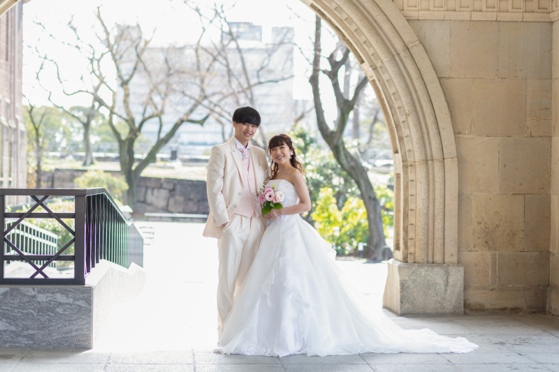 新婦様と同じくらい華やかに!白いタキシードのご紹介