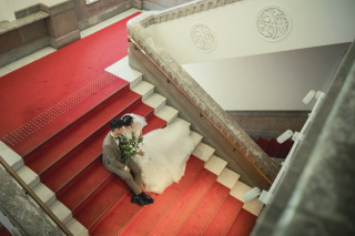 大階段でロマンチックな1日を