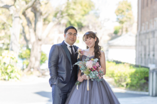 トレンドのグレイッシュブルーのカラードレス