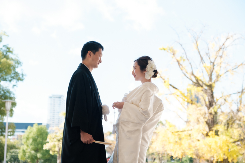 銀杏と和装の色鮮やかな思い出を
