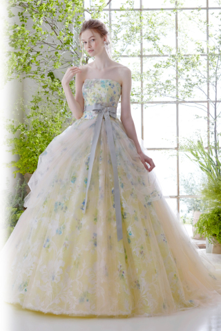 春におすすめのカラードレス