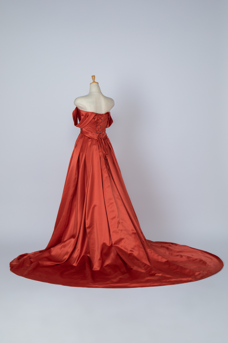 新作ドレスの紹介