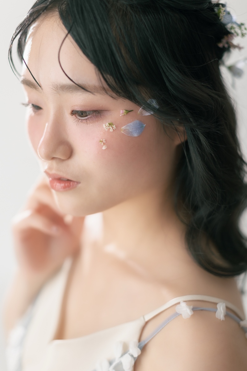 淡いブルーのお花をそっと散りばめた、透明感たっぷりのナチュラルヘアメイク
