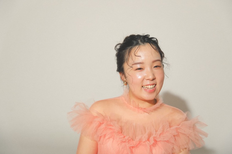 新作カラードレスとヘアメイク