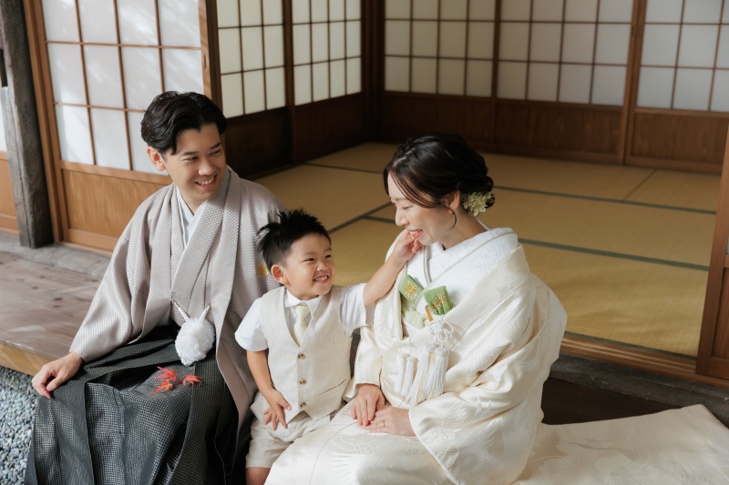 お子様も一緒に楽しく家族でスタジオ撮影♪