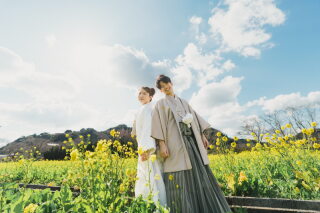 河津の菜の花に包まれる、春の和装フォト