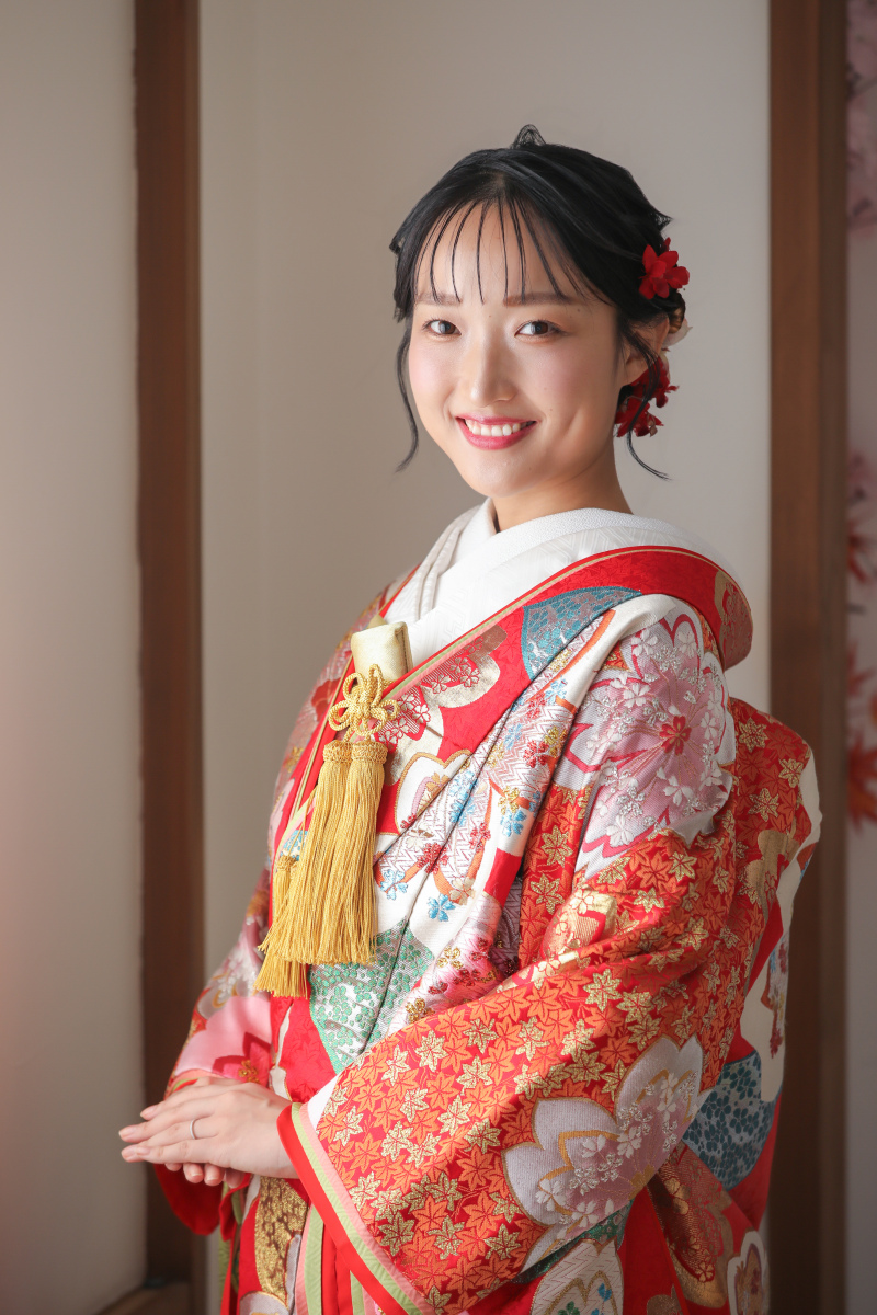 屋内の庭園で紅葉を
