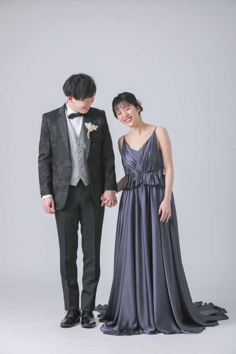 カラードレス &times; 背景無地のシンプルなスタジオ◎