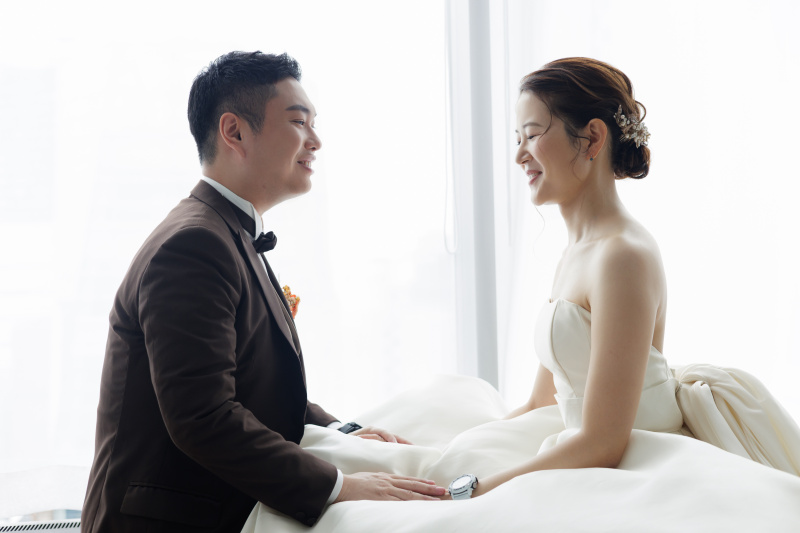 笑顔が映える洋装ハウススタジオでの特別なウェディングフォトを