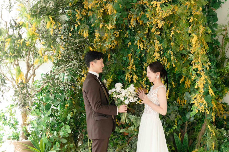 ミモザの前でストーリー性のあるお写真を!