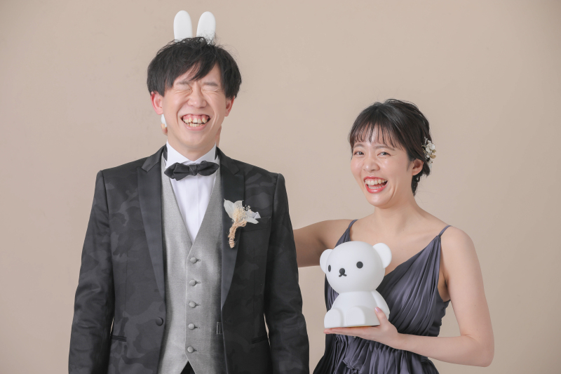 カラードレス &times; 背景無地のシンプルなスタジオ◎