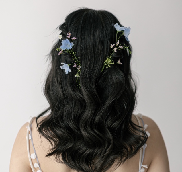 淡いブルーのお花をそっと散りばめた、透明感たっぷりのナチュラルヘアメイク