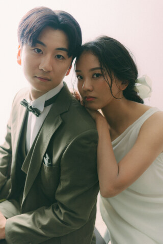 白無地背景でつくるお二人らしいウェディングフォト