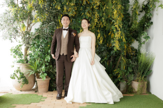 笑顔が映える洋装ハウススタジオでの特別なウェディングフォトを