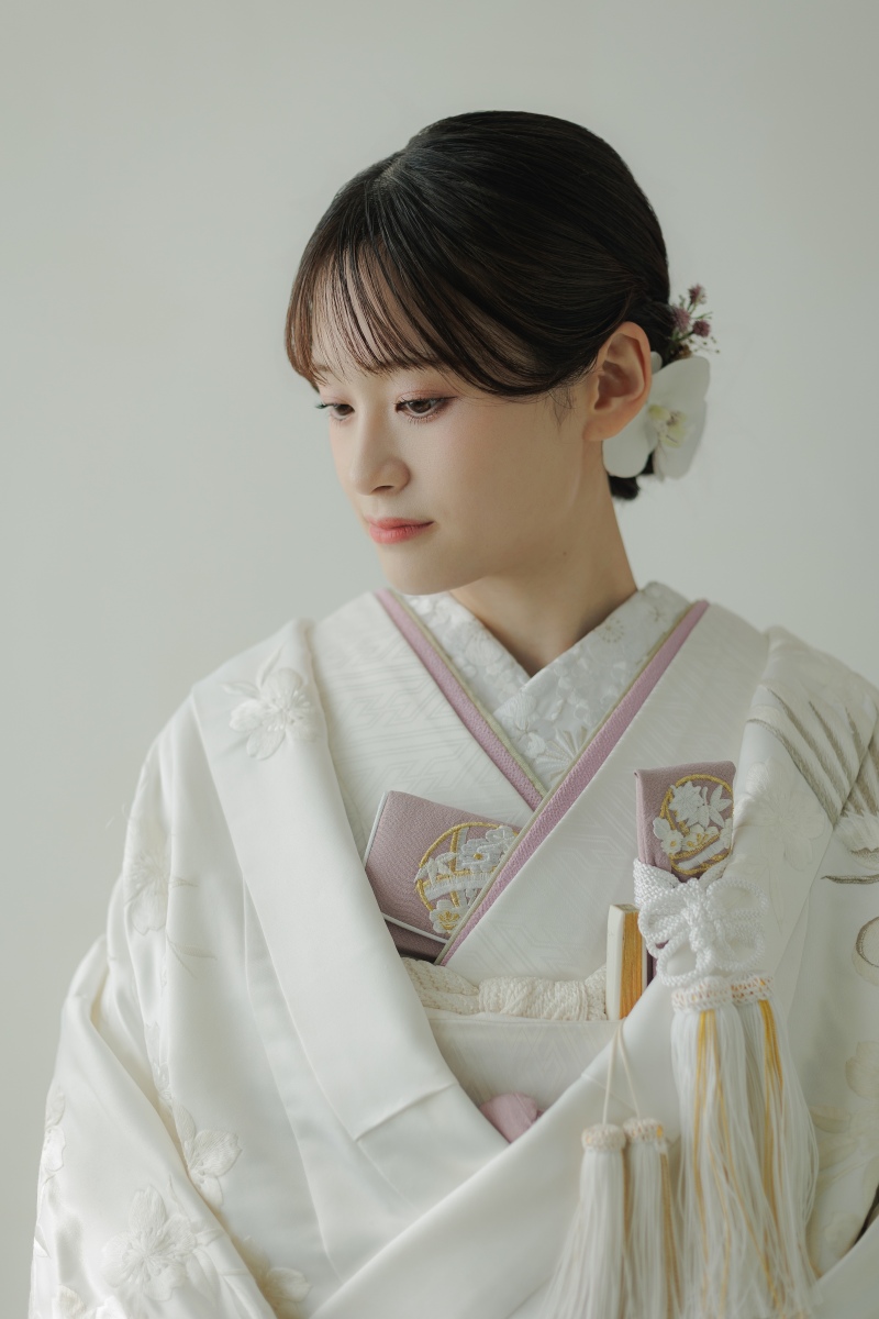 胡蝶蘭×ラベンダーの白無垢コーデ
