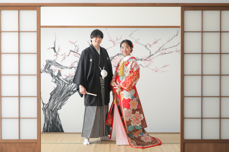 屋内の庭園で紅葉を