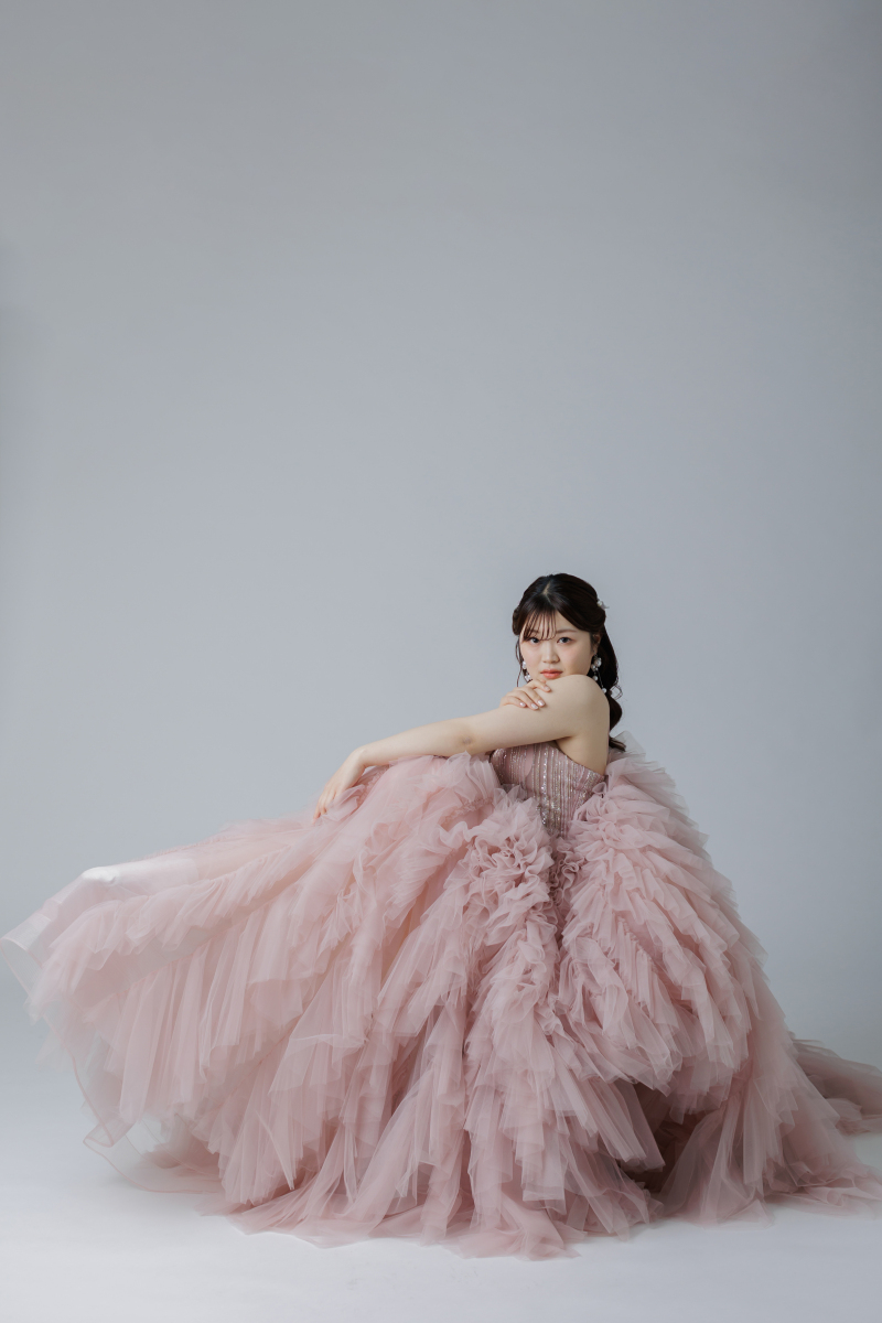 大人可愛いを叶える、こだわりのカラードレス